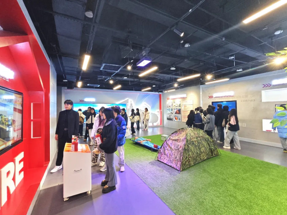 邢台学院新生到邢台市国防动员宣教基地开展军事理论实践课